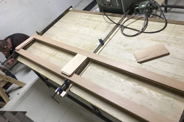 shaker door assembly